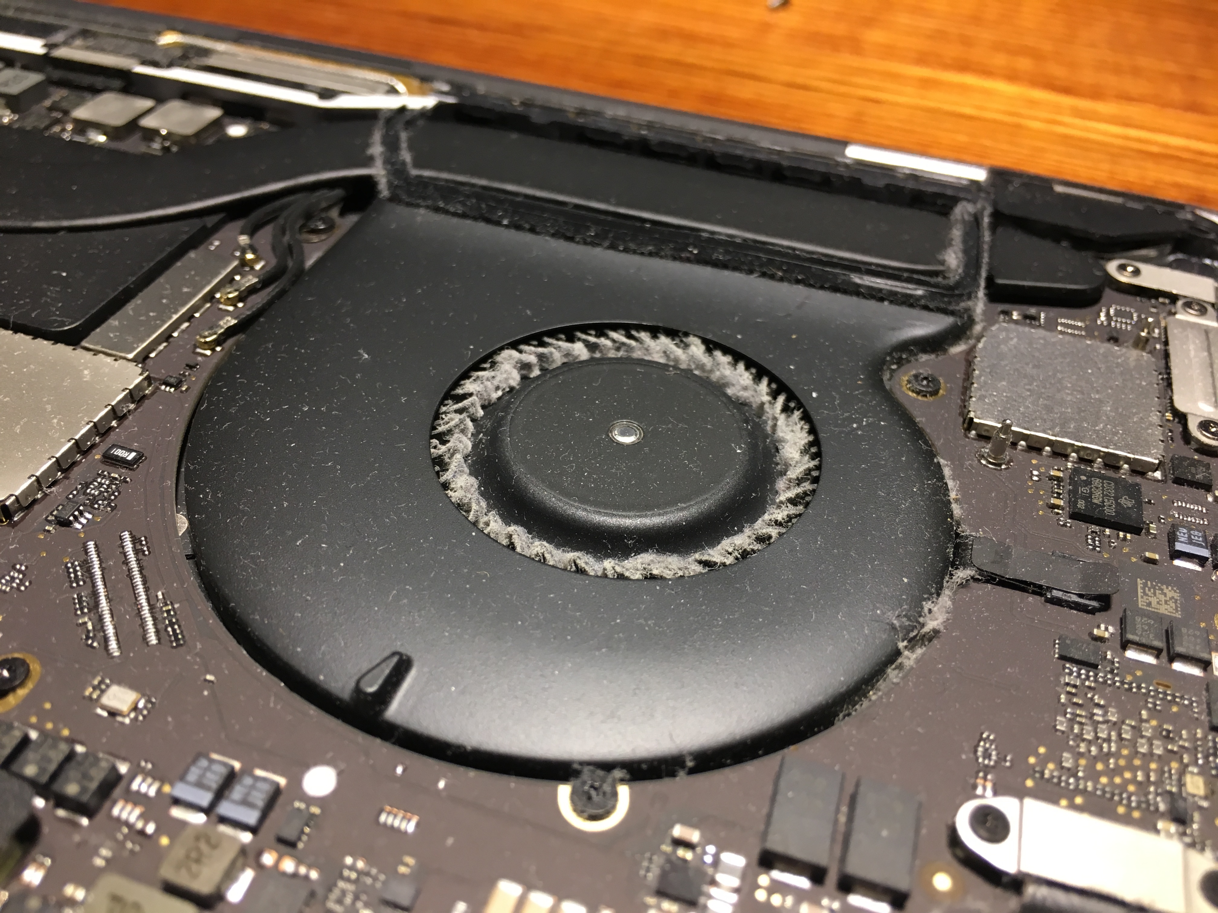 how to clean a macbook pro dust